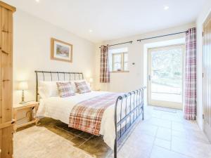 a bedroom with a bed and a window at Owl Barn -- Uk30757 in Bream