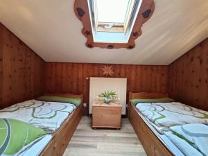 2 Betten in einem Zimmer mit Fenster in der Unterkunft Weinfeldhof in Berchtesgaden