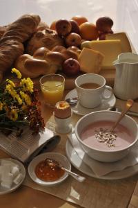 un tavolo ricoperto con una ciotola di zuppa e un piatto di pane di The Bed + Breakfast a Lucerna