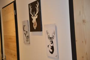 Una pared con tres fotos de ciervo. en Les bouquetins, en La Clusaz 60 fotos más