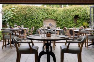 een tafel met wijnglazen en stoelen op een patio bij No38 The Park in Cheltenham