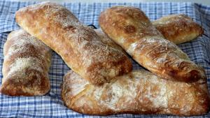 quatre types de pain différents sur une table dans l'établissement Tabatinga Relax Apartamento 2, à Conde