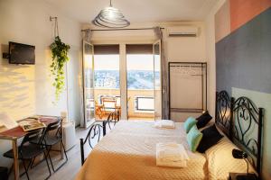 een slaapkamer met een bed en een tafel en een balkon bij City Lights Rome in Rome