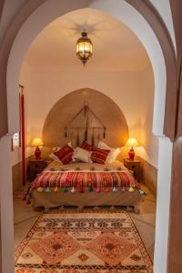 een slaapkamer met een groot bed in een kamer bij Riad Dar Talah in Marrakesh