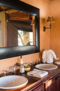 Bathroom sa Royal Zambezi Lodge