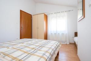 Łóżko lub łóżka w pokoju w obiekcie Apartmani Sandra Malinska