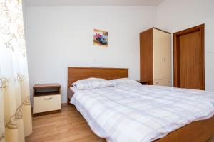 Łóżko lub łóżka w pokoju w obiekcie Apartmani Sandra Malinska