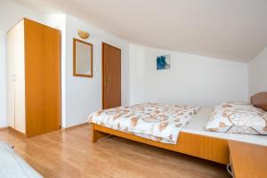 Łóżko lub łóżka w pokoju w obiekcie Apartmani Sandra Malinska