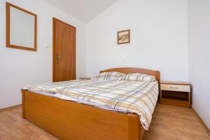 Łóżko lub łóżka w pokoju w obiekcie Apartmani Sandra Malinska