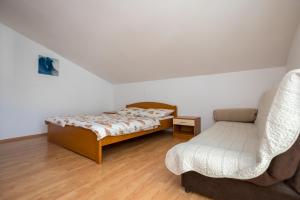 Łóżko lub łóżka w pokoju w obiekcie Apartmani Sandra Malinska