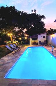 una gran piscina azul por la noche en Refúgio 755, en Florianópolis