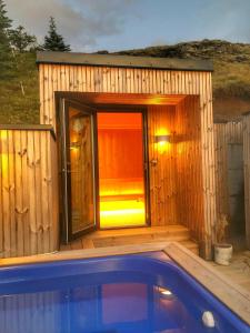 المسبح في Beautiful cottage with Mountain View أو بالجوار