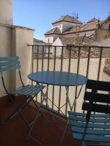 d'une table et de deux chaises sur un balcon. dans l'établissement Apartamentos Acevedo Centro I, à Ronda