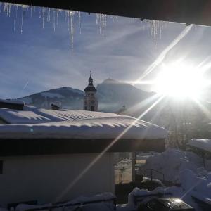 zimowy widok budynku z soplami na dachu w obiekcie Josef Foidl (Bairerbauer) w mieście Oberndorf in Tirol