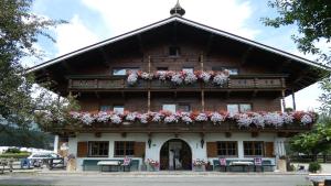 budynek z kwiatami z przodu w obiekcie Josef Foidl (Bairerbauer) w mieście Oberndorf in Tirol