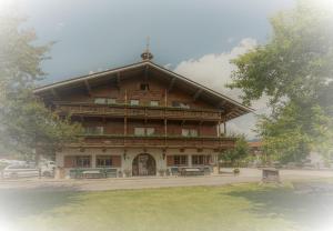 duży drewniany budynek z dachem w obiekcie Josef Foidl (Bairerbauer) w mieście Oberndorf in Tirol