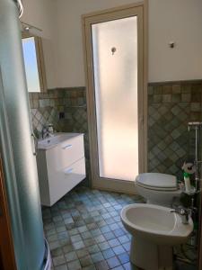 y baño con aseo, lavabo y ducha. en Villa Gentile en Eraclea Minoa