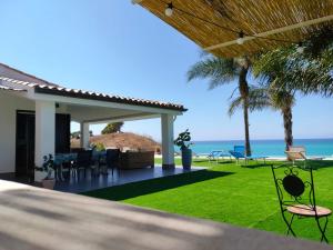a house with a view of the ocean at Villa Gentile in Eraclea Minoa