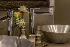 een badkamerbar met een wastafel en een kom bij Riad Dar Talah in Marrakesh