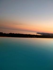 vista para um lago ao pôr-do-sol em Villa Gentile em Eraclea Minoa
