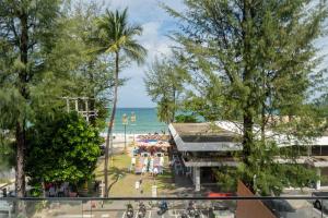 巴東海灘的住宿－By The Beach Home in Patong，从大楼内可以欣赏到海滩和海洋的景致