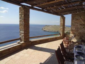 eine Terrasse mit Meerblick in der Unterkunft Luxurious Villa with Private Beach in Apróvaton