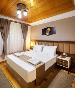 HOME QUALITY HOTEL في إسطنبول: غرفة نوم بسرير كبير في غرفة