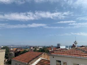uma vista sobre os telhados de edifícios de uma cidade em Pine Stone Apart Hotel Sultanahmet em Istambul