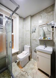 HOME QUALITY HOTEL في إسطنبول: حمام مع مرحاض ومغسلة ودش