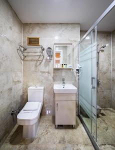 HOME QUALITY HOTEL في إسطنبول: حمام مع مرحاض ودش ومغسلة