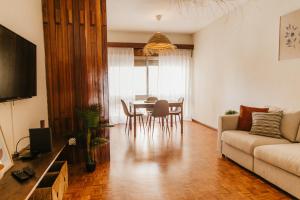 una sala de estar con un sofá y una mesa en Apartamento Santos Pousada, en Oporto