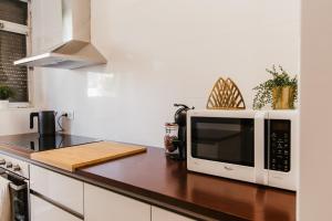 Una cocina o zona de cocina en Apartamento Santos Pousada