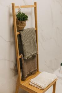 un toallero de madera con una planta en la parte superior en Apartamento Santos Pousada, en Oporto 11 fotos más