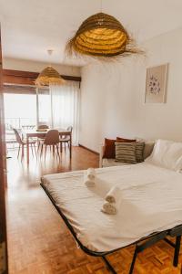 Un dormitorio con una cama y un comedor. en Apartamento Santos Pousada, en Oporto