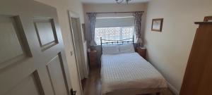 A bed or beds in a room at Lough Rynn View Accommodation Accommodation - Room only Még 5 kép