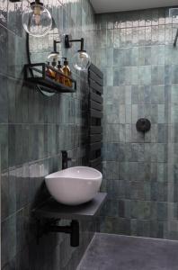 a bathroom with a bowl sink and a mirror at Honeysuckle Lodge in Knaresborough