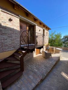 une terrasse avec un escalier menant à une maison dans l'établissement Cascina Maina, à Diano dʼAlba