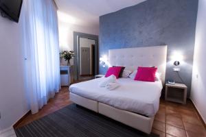 
a bedroom with a white bed and white walls at Hotel Gabriella in Rome
