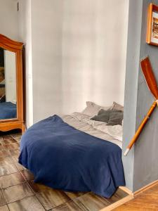 Schlafzimmer mit einem Bett und einem Spiegel in der Unterkunft Old Town Krakow! Amazing location & character in Krakau