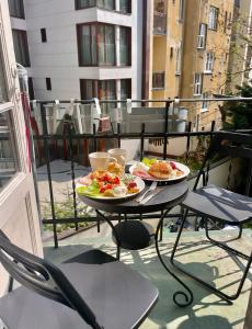 einen Tisch mit 2 Tellern Essen auf einem Balkon in der Unterkunft Old Town Krakow! Amazing location & character in Krakau
