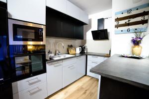 Kuchyňa alebo kuchynka v ubytovaní Apartamenty Via Marina
