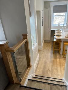 een hal met een trap naar een keuken en een eetkamer bij Kings Apartment, 83 Kings Road in Harrogate