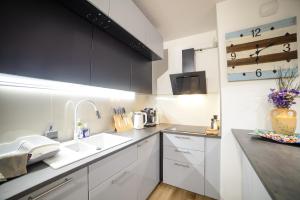 Kuchyňa alebo kuchynka v ubytovaní Apartamenty Via Marina