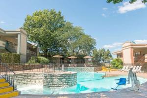 uma piscina com escorrega num resort em Haven Inn & Suites St Louis Hazelwood - Airport North em Hazelwood