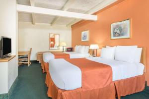 Un pat sau paturi într-o cameră la Haven Inn & Suites St Louis Hazelwood - Airport North