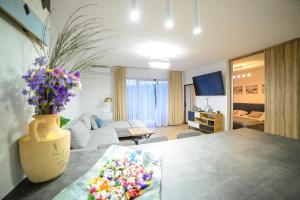 Televízia a/alebo spoločenská miestnosť v ubytovaní Apartamenty Via Marina