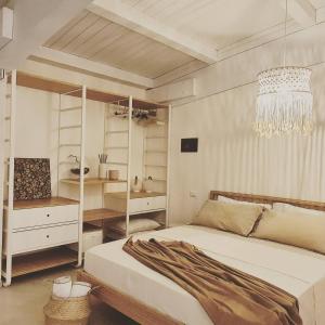 Schlafzimmer mit einem Bett und einem Kronleuchter in der Unterkunft Appartamento Tra Cielo e Mare Cesenatico in Cesenatico
