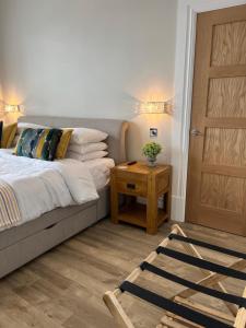 1 dormitorio con 1 cama y puerta de madera en Kings Apartment, 83 Kings Road en Harrogate