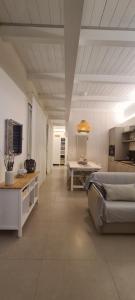 Großes weißes Zimmer mit einem Bett und einem Tisch in der Unterkunft Appartamento Tra Cielo e Mare Cesenatico in Cesenatico