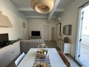 Televízia a/alebo spoločenská miestnosť v ubytovaní Appartamento Tra Cielo e Mare Cesenatico